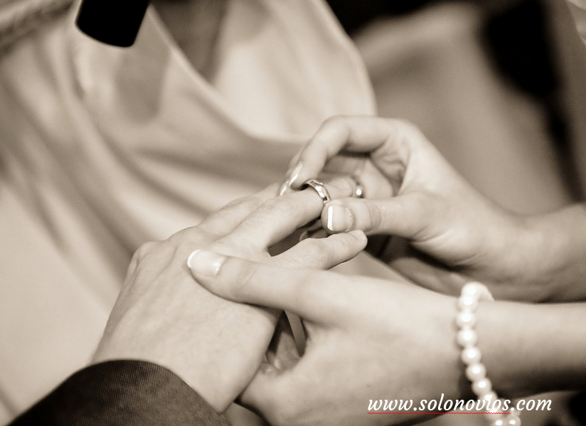 Traje de novio anillos bodas